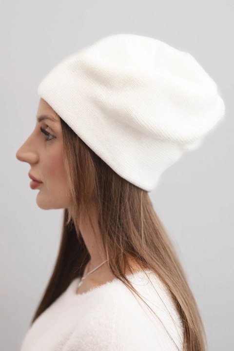 Czapka damska wełniana klasyczna gładka beanie K420 ecru