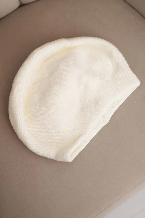 Czapka damska wełniana klasyczna gładka beanie K420 ecru