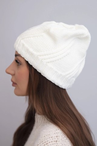 Czapka damska wełniana zimowa z geometrycznym wzorem i delikatnym połyskiem K401 biała