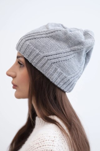 Czapka damska wełniana zimowa z geometrycznym wzorem i delikatnym połyskiem K401 jasno szara