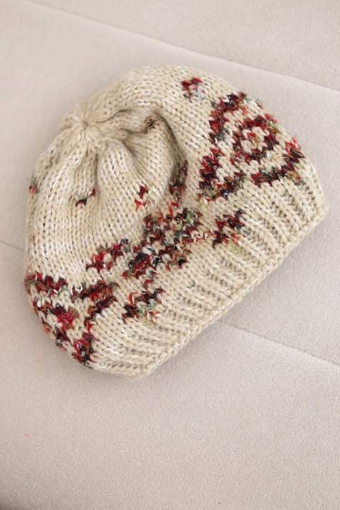 Czapka damska zimowa w kolorowe wzory z grubym ściągaczem K353 beżowa