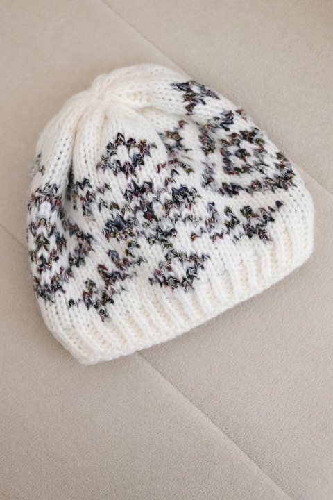 Czapka damska zimowa w kolorowe wzory z grubym ściągaczem K353 biały+grafitowy