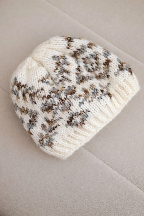 Czapka damska zimowa w kolorowe wzory z grubym ściągaczem K353 ecru+szary