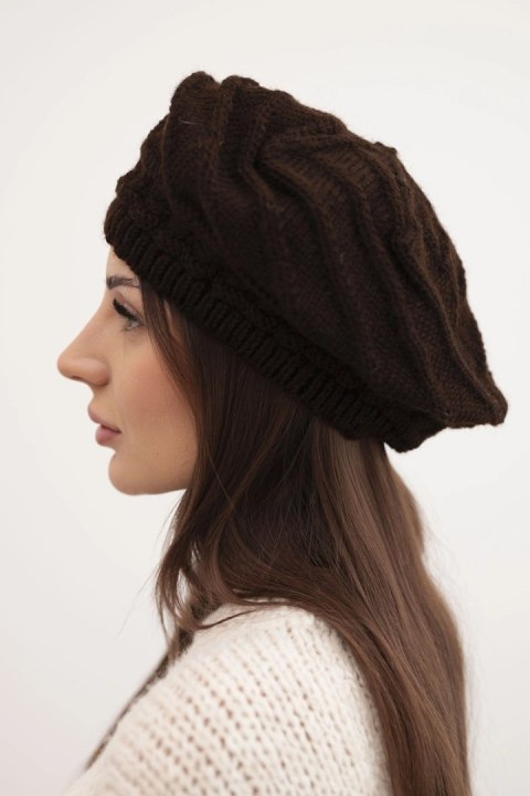 Czapka damska zimowa wełniana o luźnym fasonie i ozdobnym splocie K378 brązowa