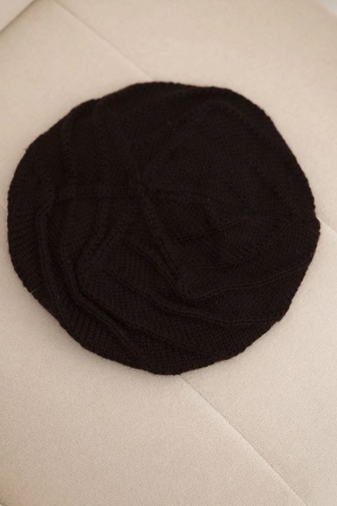 Czapka damska zimowa wełniana o luźnym fasonie i ozdobnym splocie K378 brązowa