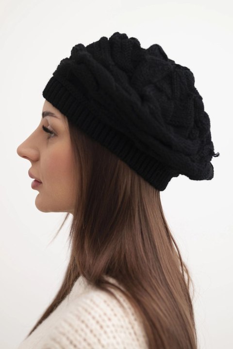Czapka damska zimowa wełniana z ozdobnym splotem i dżetami K397 czarna