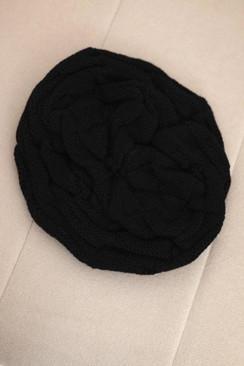 Czapka damska zimowa wełniana z ozdobnym splotem i dżetami K397 czarna