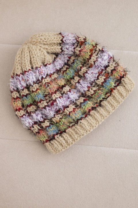 Czapka damska zimowa z kolorową przędzą i elastycznym ściągaczem K352 beżowa