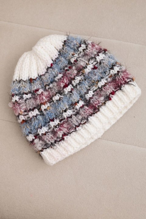 Czapka damska zimowa z kolorową przędzą i elastycznym ściągaczem K352 biały+niebieski+ciemny różowy