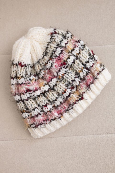 Czapka damska zimowa z kolorową przędzą i elastycznym ściągaczem K352 ecru+różowy neon+camelowy