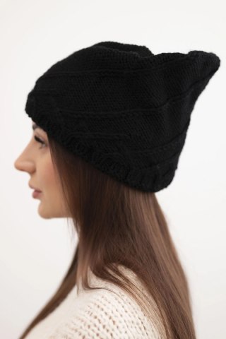 Czapka damska zimowa z ozdobnym splotem i klasycznym fasonem K372 czarna