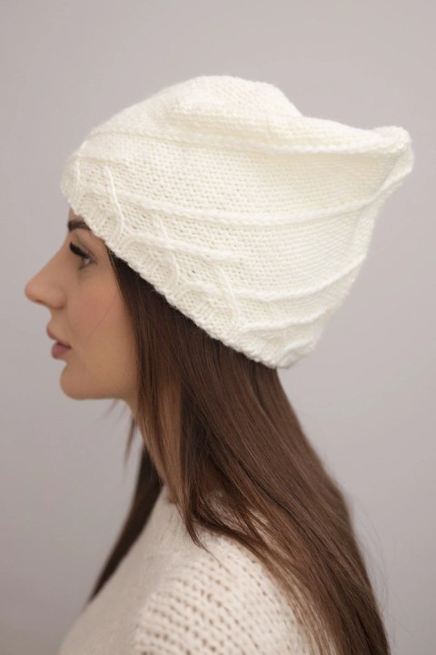 Czapka damska zimowa z ozdobnym splotem i klasycznym fasonem K372 ecru