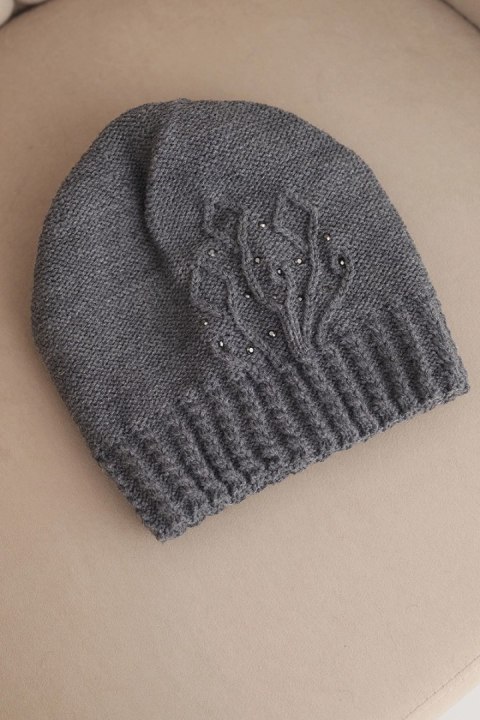 Czapka damska zimowa z wełną zdobiona cekinami i splotem K473 grafitowa