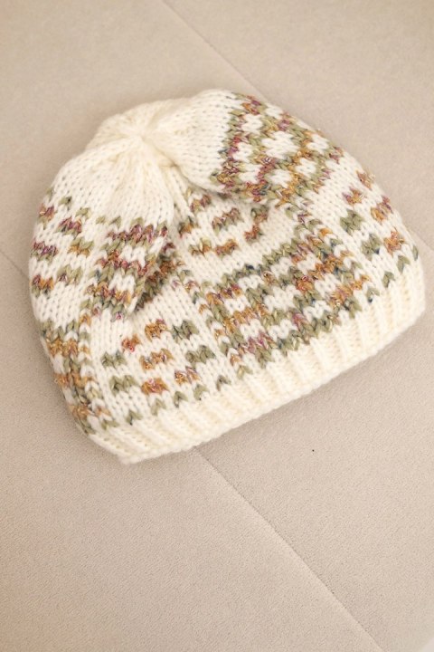 Czapka zimowa damska z kolorową przędzą i grubym ściągaczem K355 ecru+khaki+ciemny różowy