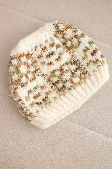 Czapka zimowa damska z kolorową przędzą i grubym ściągaczem K355 ecru+rudy+zielony