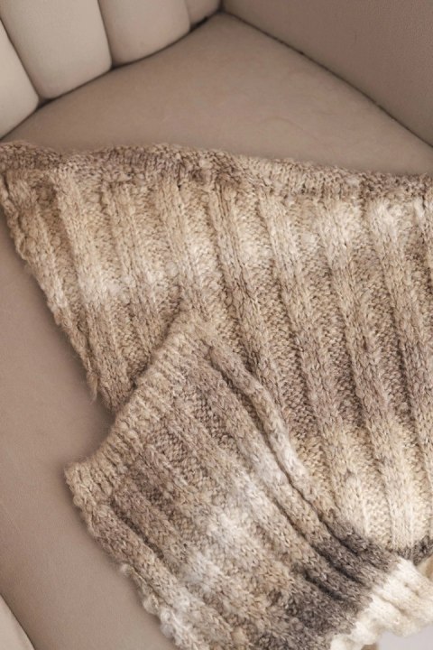 Szalik damski wełniany miękki i ciepły w kolorowe pasy KN19 beżowy