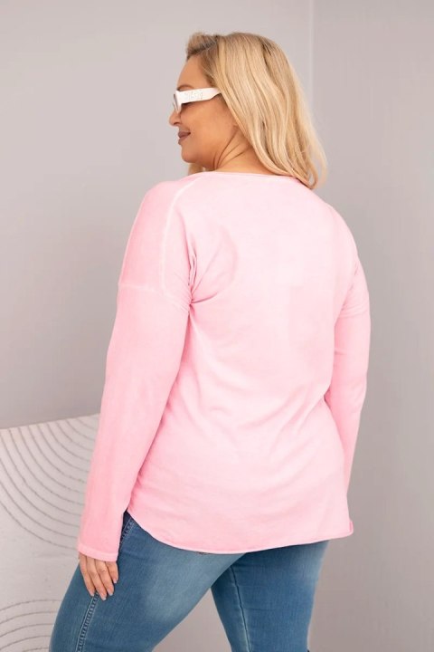 Bluzka damska Plus Size przecierana z dekoltem V i dłuższym tyłem jasno różowa