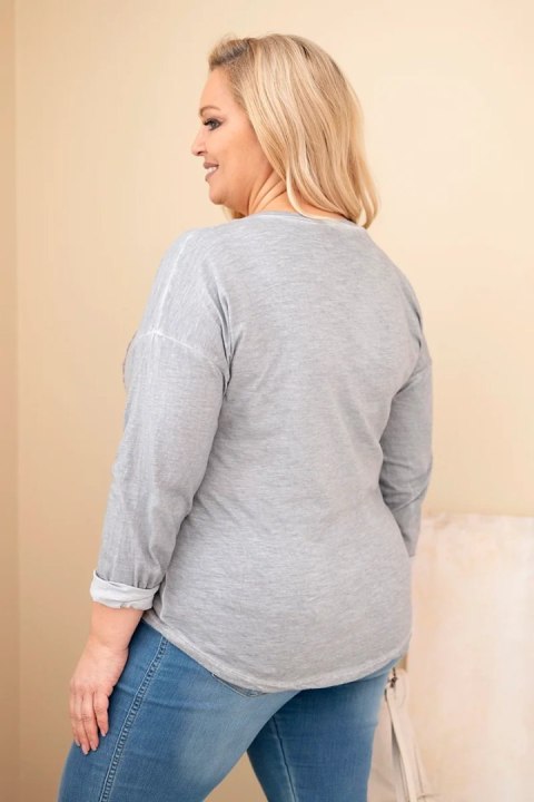 Bluzka damska Plus Size przecierana z nadrukiem i dłuższym tyłem szara