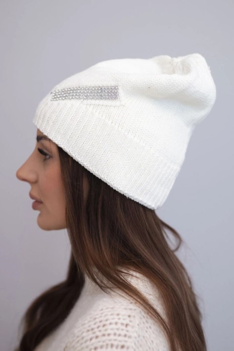 Czapka damska wełniana zimowa z ozdobnym paskiem cyrkonii K402 ecru