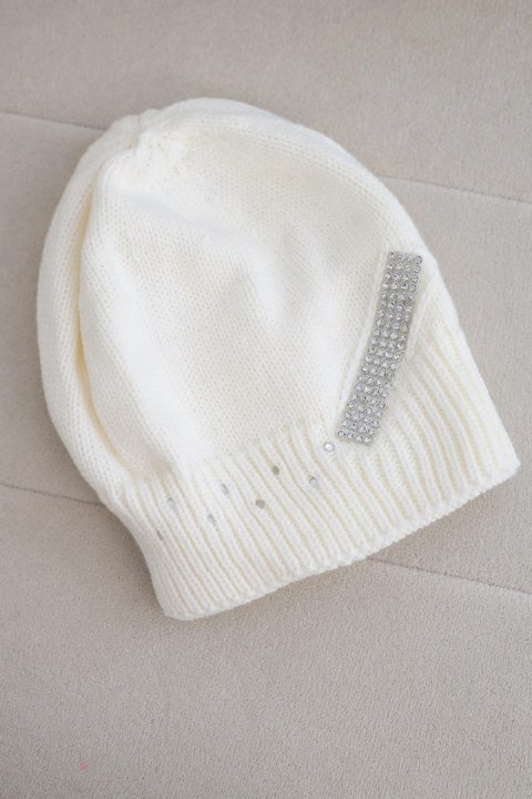 Czapka damska wełniana zimowa z ozdobnym paskiem cyrkonii K402 ecru