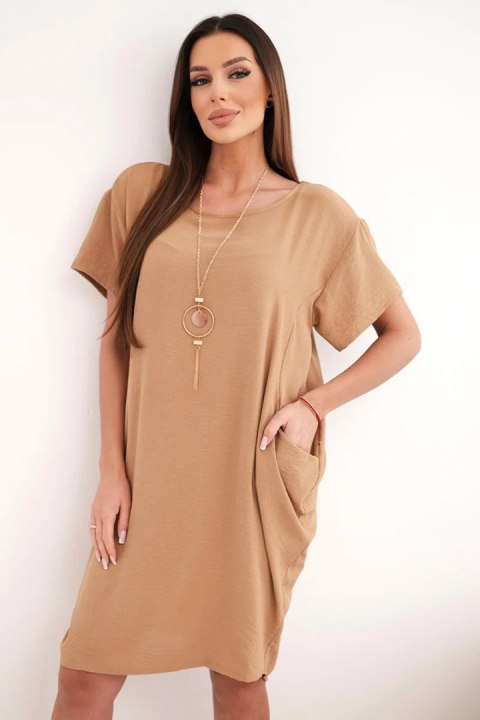 Sukienka z kieszeniami i wisiorkiem camelowa