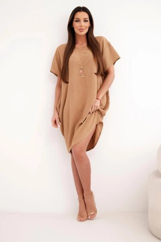 Sukienka z kieszeniami i wisiorkiem camelowa