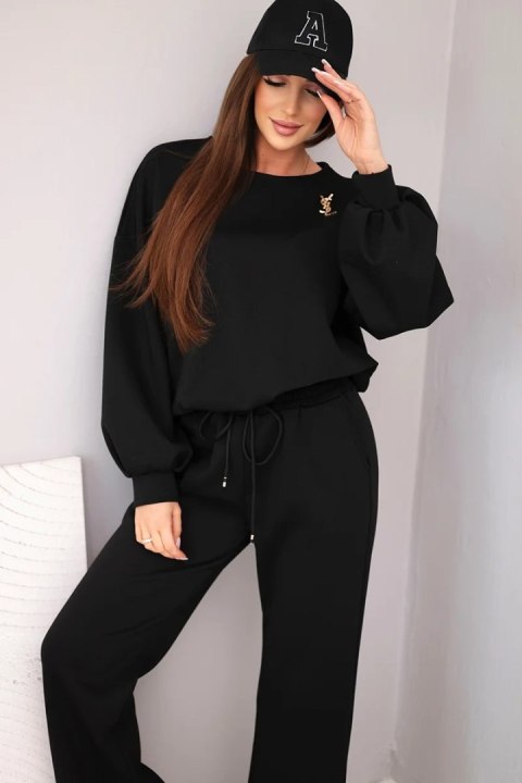 Komplet damski masełko bluza z broszką i spodnie z prostą nogawką czarny