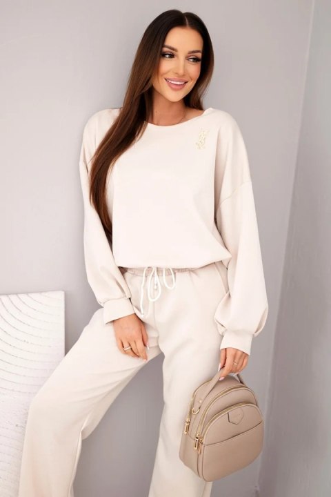 Komplet damski masełko bluza z broszką i spodnie z prostą nogawką beżowy