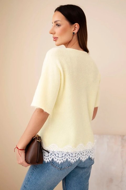 Sweter damski z krótkim rękawem i koronką żółty