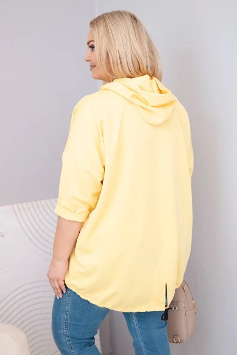 Bluza damska Plus Size wiskozowa z kapturem i kieszenią kangurką żółta