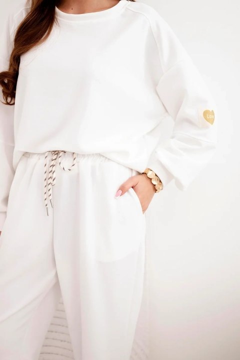 Komplet damski masełkowy z luźną bluzą i spodniami z napisem LOVE biały