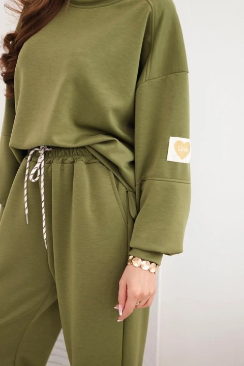 Komplet damski masełkowy z luźną bluzą i spodniami z napisem LOVE oliwkowy