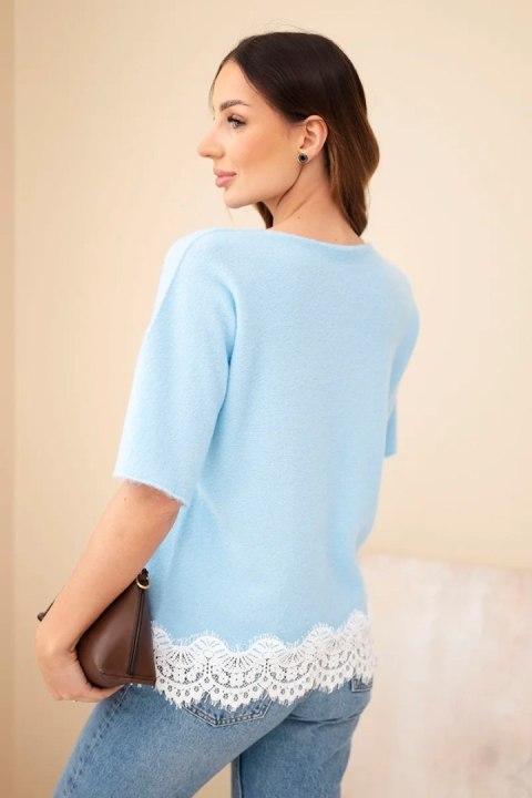 Sweter damski z krótkim rękawem i koronką niebieski