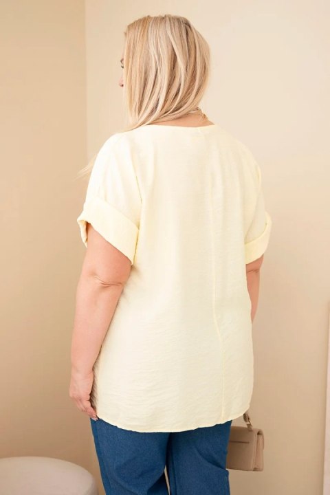 Bluzka damska wiskozowa Plus Size z krótkim rękawem i ozdobną apaszką żółta