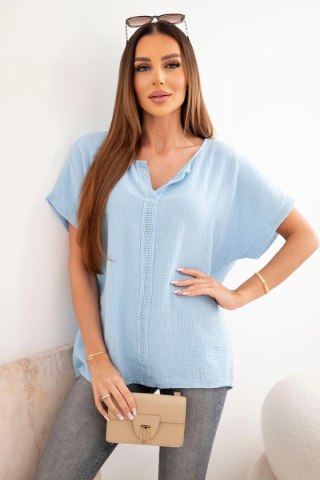 Bluzka damska bawełniana oversize z dekoltem V i koronką niebieska