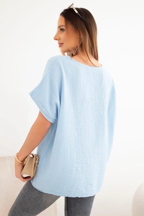 Bluzka damska bawełniana oversize z dekoltem V i koronką niebieska