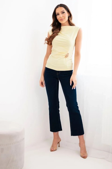 Bluzka damska elegancka z marszczeniem i ozdobną klamrą bez rękawów żółta