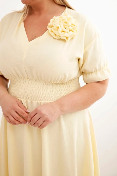Sukienka damska wiskozowa Plus Size z dekoltem V i marszczoną talią żółta