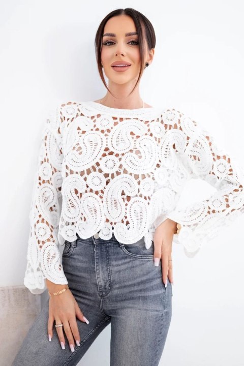Sweter damski ażurowy z dekoracyjnym wzorem i długim rękawem biały