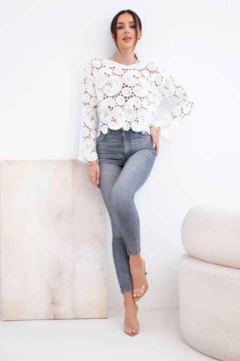 Sweter damski ażurowy z dekoracyjnym wzorem i długim rękawem biały
