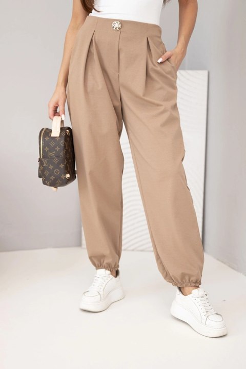Spodnie damskie bawełniane z wysokim stanem i ozdobnym guzikiem camelowe